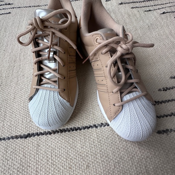 Adidas Superstar sneaker in beige. Size 7 - Picture 4 of 7
